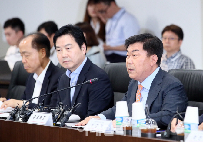 [포토]'최저임근 인상, 중소기업 긴급 간담회' 모두발언하는 박성택 회장