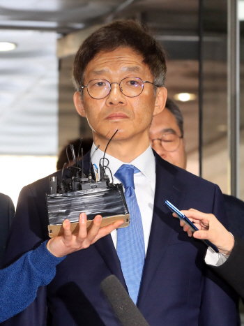 안태근 재판 칸막이 뒤에서 증언한 서지현…"손바닥으론 하늘 못가려"