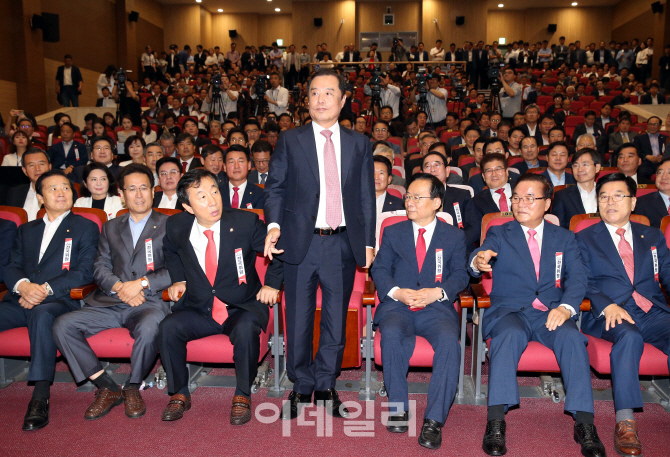 [포토]김병준, '자유당 혁신 비대위원장에 선출'