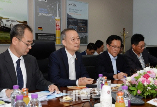 백운규 "외투기업 비즈니스 돕겠다"..잇따라 親기업 행보