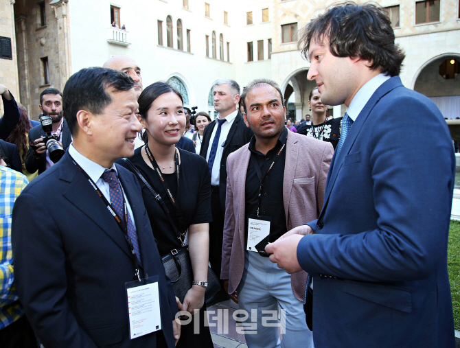 [포토] 조지아 국회의장 만나는 심보균 차관