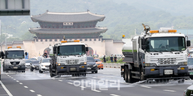 [포토]열섬현상도 막고 물청소도 하고 일석이조!