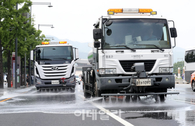 [포토]무더위 날리는 도로 물청소