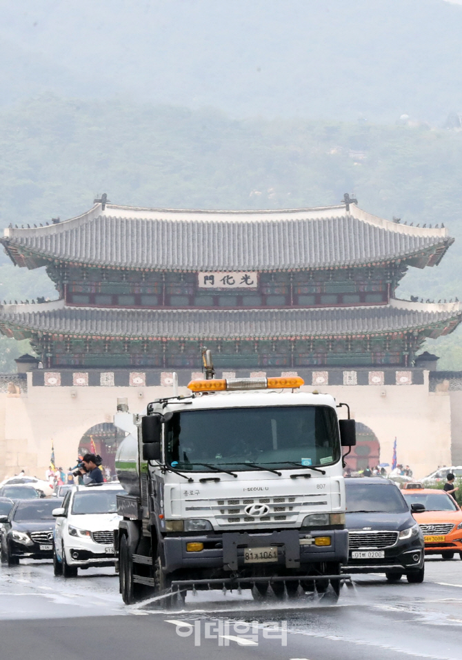 [포토]폭염 날리는 도로 물청소