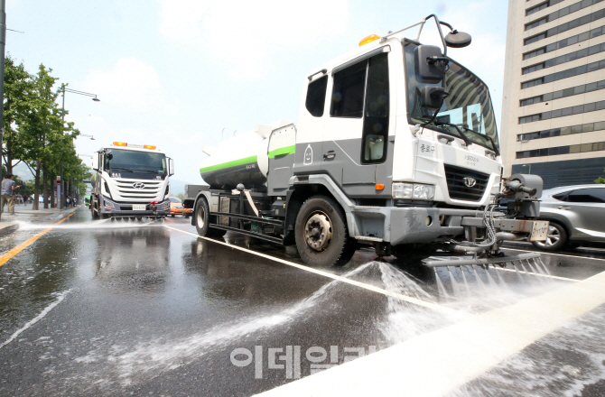 [포토]폭염에 끓는 도로, 물청소로 온도↓ 미세먼지도↓