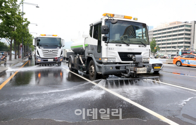 [포토]도로 샤워,  도로 위 복사열 낮춘다