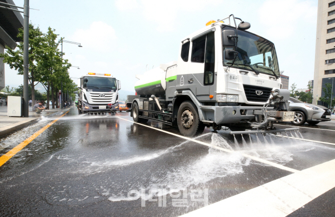 [포토]더위 잊게 만드는 시원한 도로 샤워