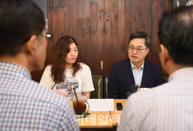 [포토]김동연 부총리, 신촌지역 소상공인과 간담회