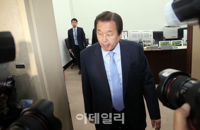 김무성 딸, 시부 회사 허위취업 "출근 안 하고 5년간 급여 4억"