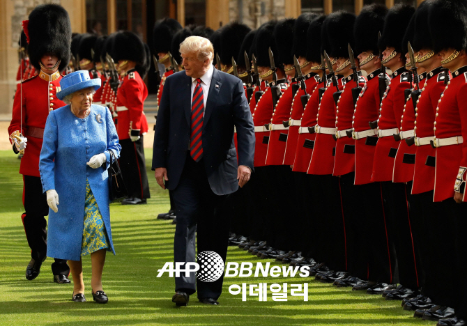 英여왕, '反트럼프' 시위?…공식석상서 오바마가 선물한 브로치 달아