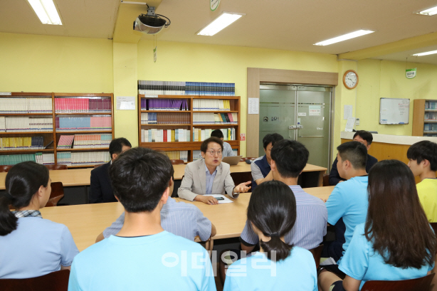 조희연 '난민신청' 이란 학생 만나 "교육 받을 권리 보장해야"