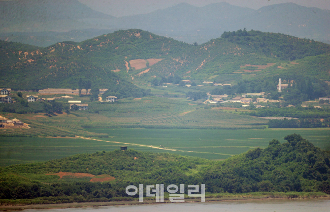 [포토]'폭염에 한적한 북한 개풍군'