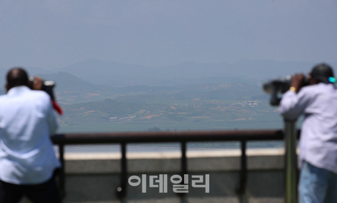 [포토]'폭염에 뿌옇게 보이는 북한 개풍군'