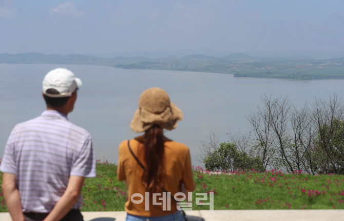 [포토]'폭염에 뿌옇게 보이는 북쪽'