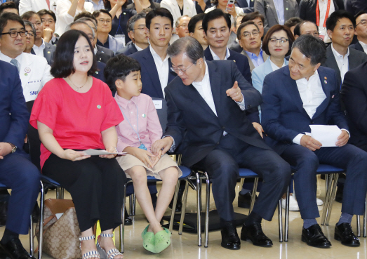 [전문] 文대통령, 규제혁신 현장방문…“의료기기, 미래 신산업 육성”