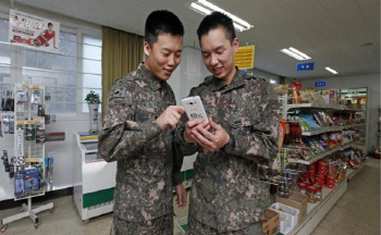 일과 이후 장병 휴대폰 사용, 병사 뿐 아니라 간부들도 '긍정적'