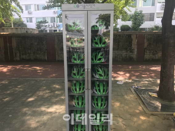 "덥고 땀나는데"…따릉이 헬멧 대여 첫날 시민들 '시큰둥'