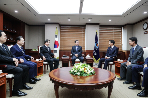  文대통령 국정원 격려 메시지…“정치적 중립 확실하게 보장”