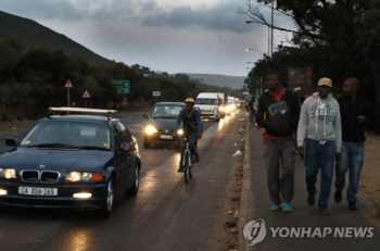 남아공서 무장괴한, 미니버스에 총격…11명 사망