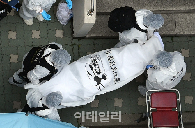 [포토]현장검안 마친 뒤 병원으로 이송되는 노회찬 의원 시신