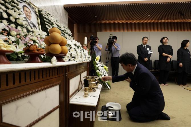 [포토]분향하는 유시민 전 장관