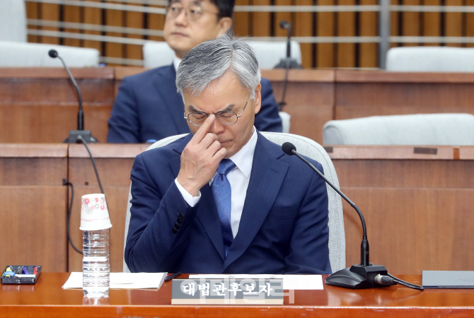 與 "김선수, 대법관 자격 충분"vs한국 "흠결 심각, 사퇴촉구"