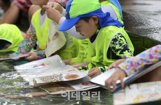 [포토]물속에서 읽는 독서의 맛!