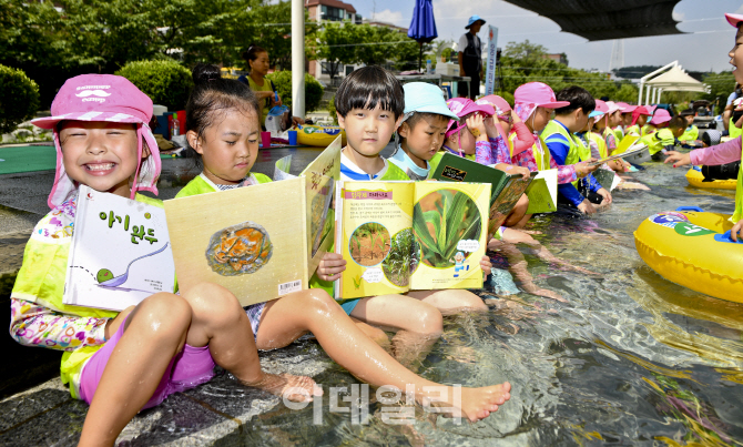 [포토]시원한 독서 같이 하실래요?