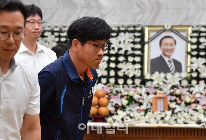 [포토]조문하는 한상균 전 민주노총 위원장