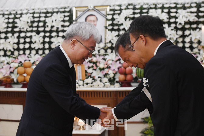 [포토]조문하는 김석동 전 금융위원장