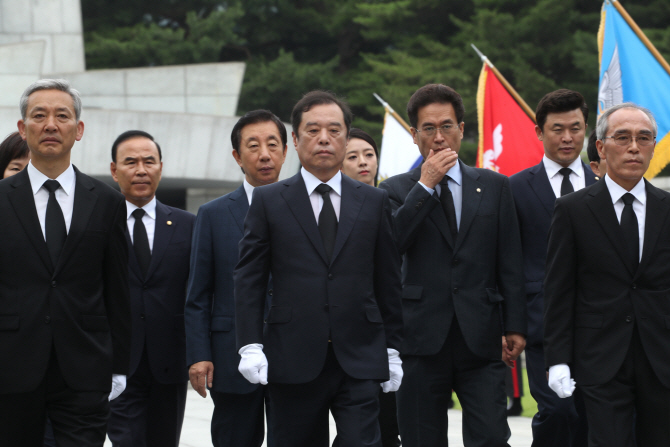 한국당 비대위 "국민 삶의 현장으로"…슬로건 '책임과 혁신'