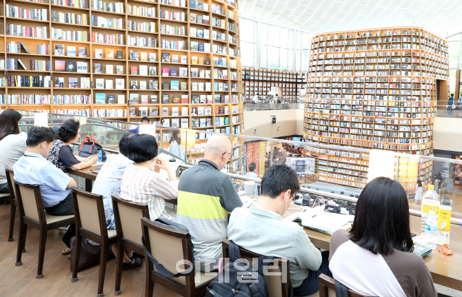 [포토]'덥다 더워' 실내로 몰리는 시민들