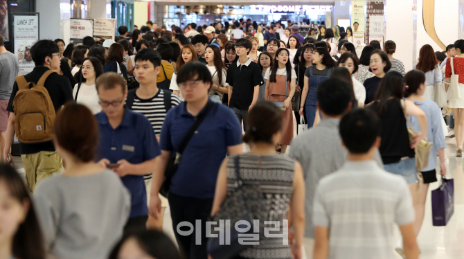 [포토]폭염에 지하도심은 '북적'