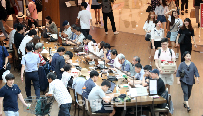 [포토]폭염에 백화점·쇼핑몰 ‘북적’
