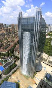 빌딩에서 폭포가…中 구이저우 세계 최대 인공폭포 설치