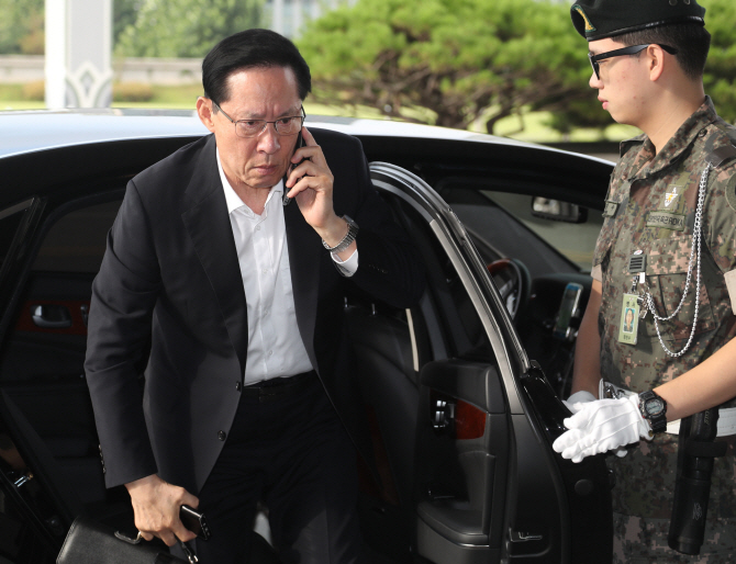 '하극상'에 커지는 송영무 책임론…文대통령 "장관 잘잘못 따지겠다"