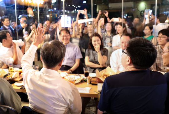 文대통령의 파격, “꼭 만나고 싶다” 퇴근길 직장인들 요청에 ‘호프 번개’