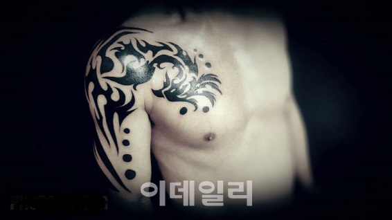 칠순 이씨는 왜 문신을 했나?…타투 양지에 서다