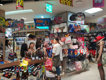 코엑스몰에 등장한 전신망사 마네킹…"성인용품 양성화" VS "아이 보기 민망"