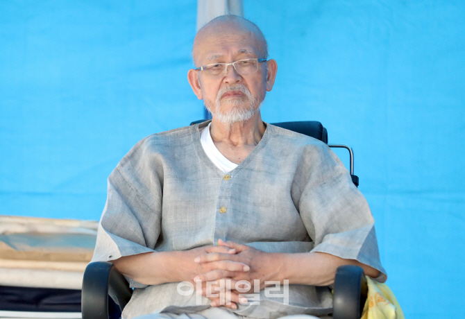 [포토]찜통더위 속… 단식 40일째 맞은 설조스님