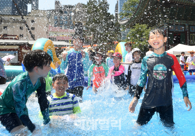 [포토]'조계사 물놀이장에서 놀자'