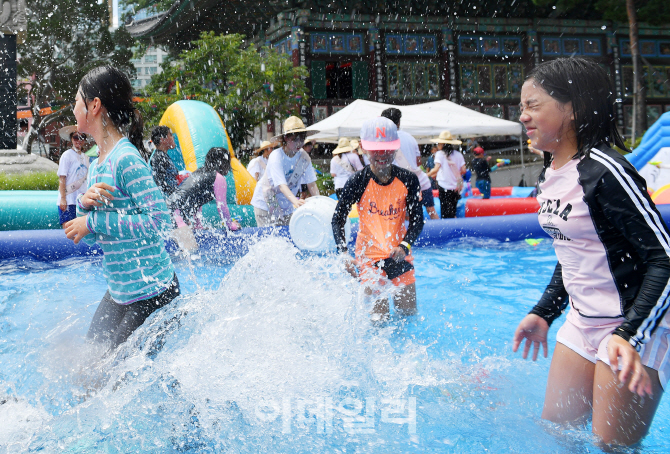 [포토]사찰 물놀이장에서 여름을 잊다