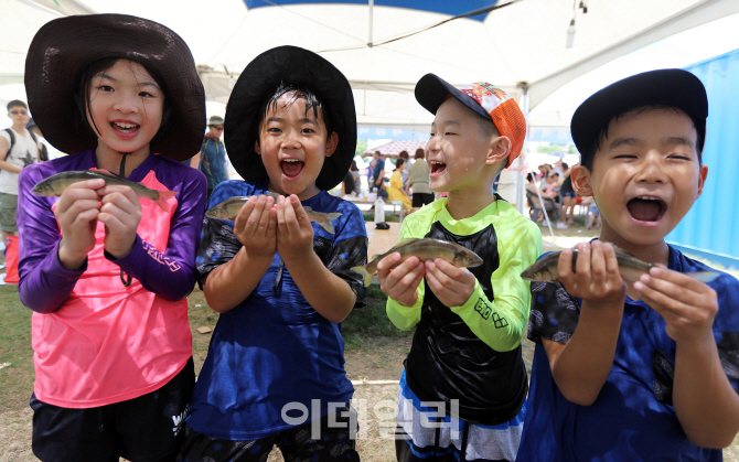 [포토]제20회 봉화은어축제 개막, '꼼짝마'