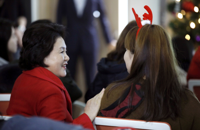 "사고쳤나봐" "왜 혼자 키워요?"…편견에 멍드는 미혼모·부