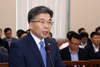 경찰 '댓글공작 의혹' 조현오 前청장 소환조사 검토