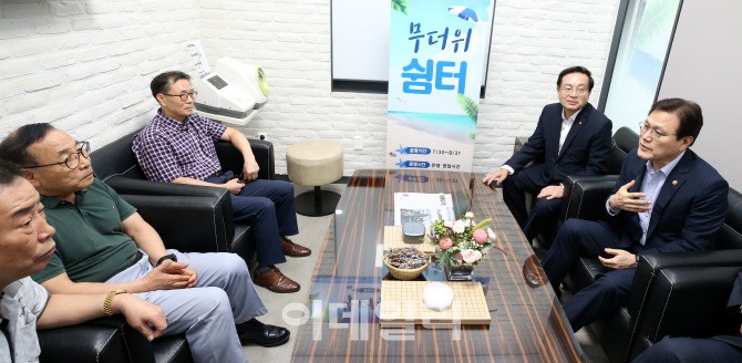 [포토]'은행권, 무더위 쉼터' 찾은 최종구 금융위원장-손태승 우리은행장