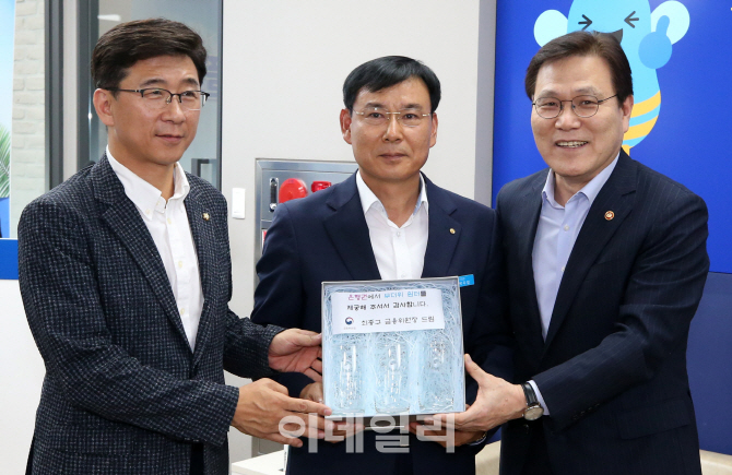 [포토]'폭염 이제 은행에서 피하세요'
