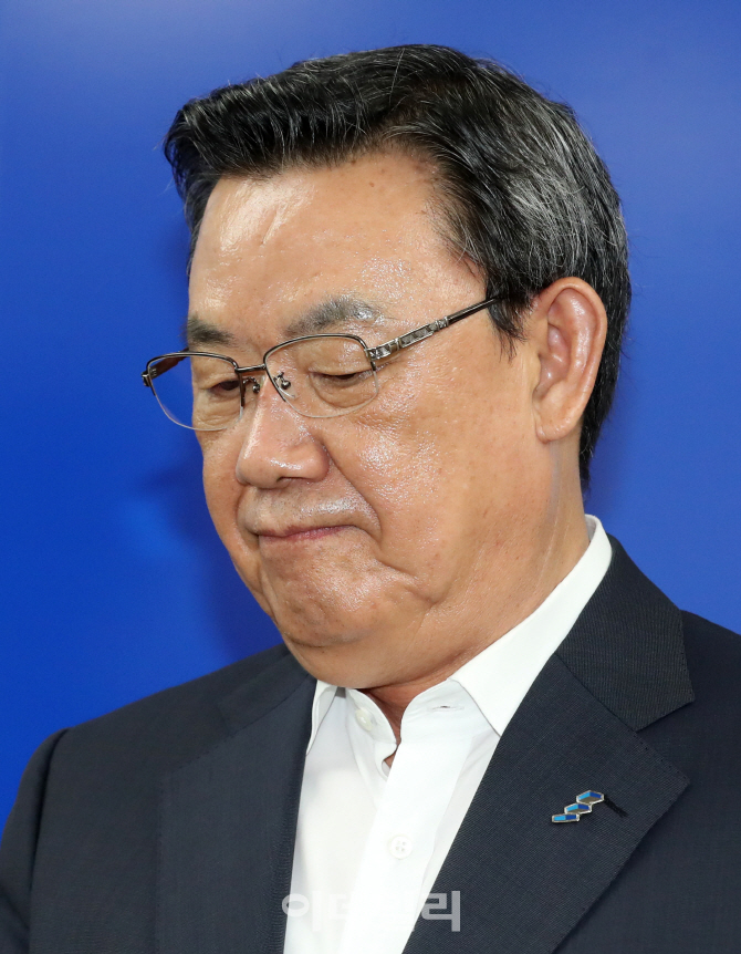 [포토]김태영 전국은행연합회장, 4대 은행 이자이익이 이야기에 굳어진 표정
