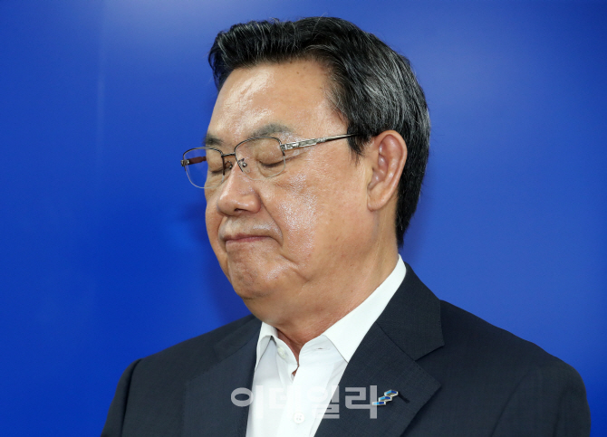 [포토]4대 은행 이자이익이 이야기에 두 눈감은 김태영 전국은행연합회장