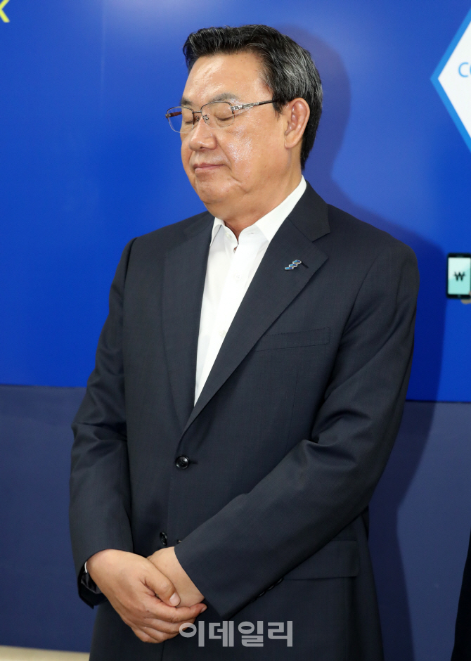 [포토]은행 이자이익 장사 이야기에 두 눈감은 김태영 전국은행연합회장